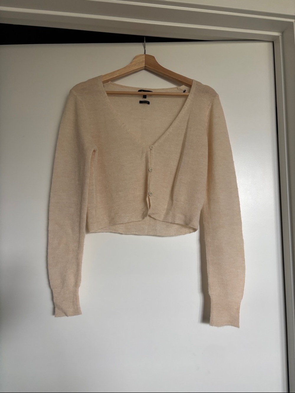 Soft light Massimo Dutti Cream Cropped V‑Neck Button Cardigan